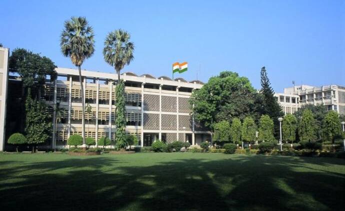 IIT Bombay ने पोस्ट की तिरंगे की ऐसी फोटो.. यूजर्स करने लगे ट्रोल, फिर मैनेजमेंट को भी देनी पड़ी सफाई 