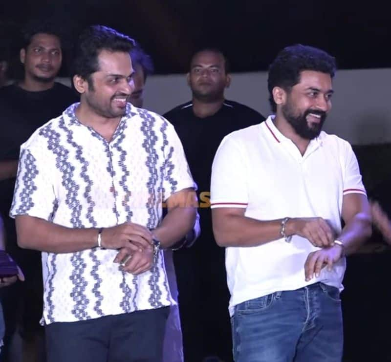 actor karthi and aditi shankar play kabadi in viruman success meet