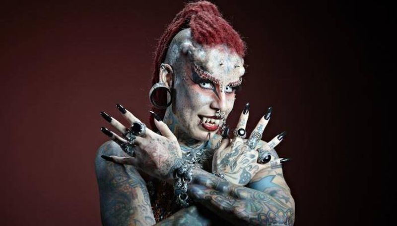 അറ്റം പിളർന്ന നാവ്, കൂർത്ത പല്ലുകൾ, നെറ്റിയിലും നെഞ്ചിലും കൈകളിലും ...