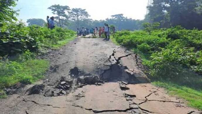 झारखंड में इस गांव में अचानक धंस गई 150 फीट जमीन, ग्रामीणों में डर का माहौल