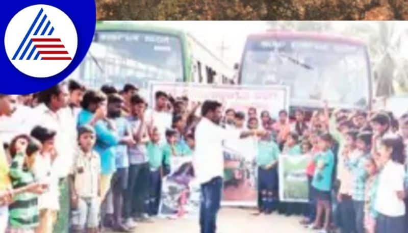 villagers protest for siddapur nandihalli road repairy Karatagi koppala rav