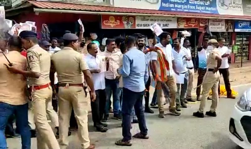 I Saw button knife During BJP RSS Protest at Siddaramaiah Madikeri Tour Says Congress Leader Lakshman rbj