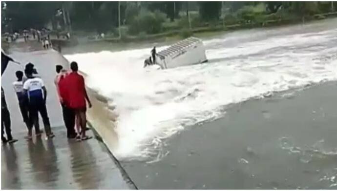 उदयपुर में कागज के खिलौने की तरह पानी में बह गया पंद्रह सौ किलो वजनी ट्रक, देखें लाइव वीडियो