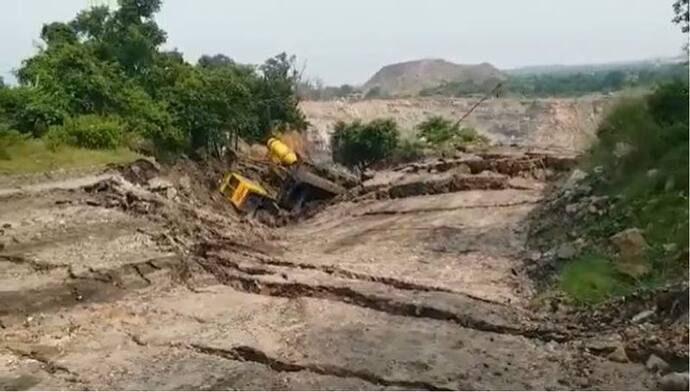 धनबाद के निरसा में फिर हुआ भू-धंसान, जमीन में समाई ड्रील मशीन, कई बिजली के पोल गिरे, दहशत में लोग