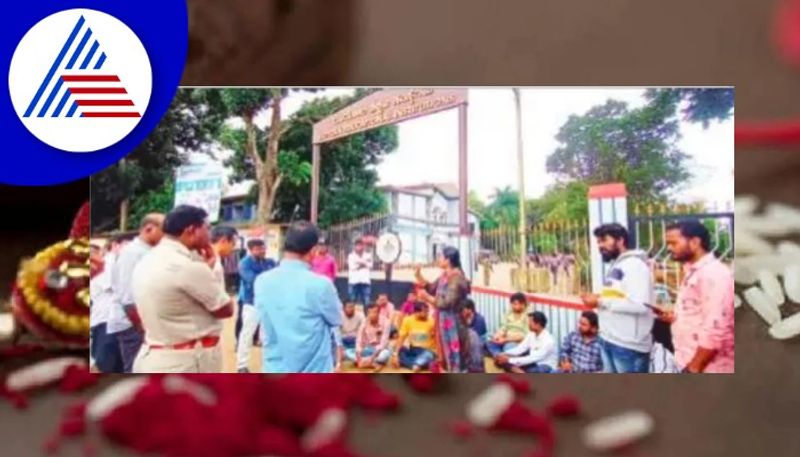 Parents protest in front of Loyola School where Rakhi was unfurled at mundugoda rav