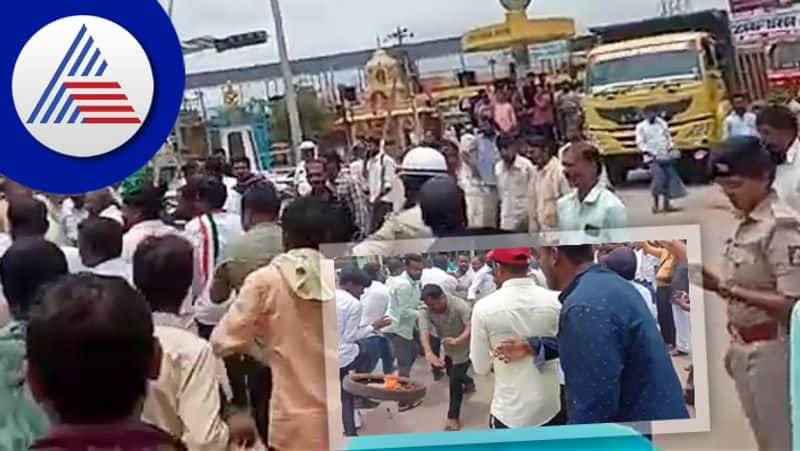 Tires were set on fire by Congress karyakartas at haveri hosamani siddappa circle 