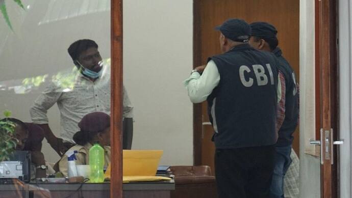 CBI का दावा- शराब कारोबारी ने मनीष सिसोदिया के करीबी को दिया 1 करोड़ रुपए, दिल्ली एक्साइज पॉलिसी पर केस दर्ज