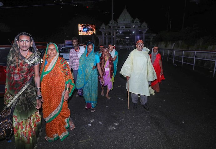 প্রাকৃতিক দুর্যোগ, রাতের বেলা আচমকাই বন্ধ করে দেওয়া হল বৈষ্ণোদেবী যাত্রা 