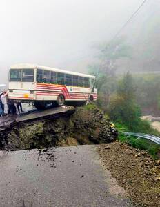 कहीं पहाड़ से गिर रहे पत्थर तो कहीं टूट गया पुल, 10 तस्वीरों में देखिए हिमाचल का वो दिल दहला देने वाला मंजर