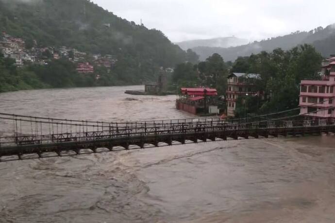 উত্তরাখণ্ডে মেঘভাঙা বৃষ্টিতে বানভাসি শিবমন্দির, হিমাচল বিপর্যস্ত প্রবল বৃষ্টি আর ভূমিধসে 