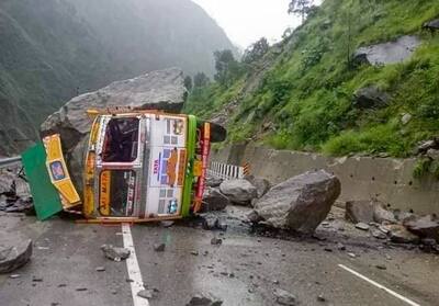 कहीं गाड़ियां उड़ गईं तो कहीं बह गए मकान, 7 फोटो में देखिए मंडी जिले में कुदरत ने कैसे बरसाया कहर