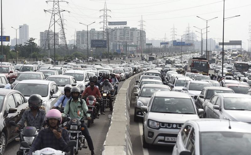 Air pollution : Heavy traffic jam on Delhi-Gurugram Expressway, Ambulance stuck over diwali shopping - bsb