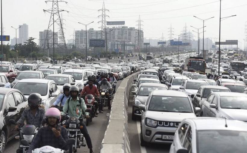 వాయుకాలుష్యం : ఢిల్లీ-గురుగ్రామ్ ఎక్స్‌ప్రెస్‌వేపై భారీ ట్రాఫిక్ జామ్.. ఇరుక్కుపోయిన అంబులెన్స్..
