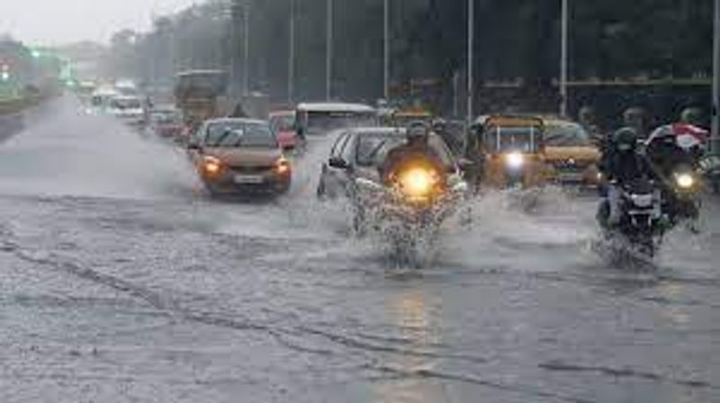 Heavy rains in lashes out in Chennai causes schools and colleges off: Flights diverted to Bangalore after unable to land in chennai akb