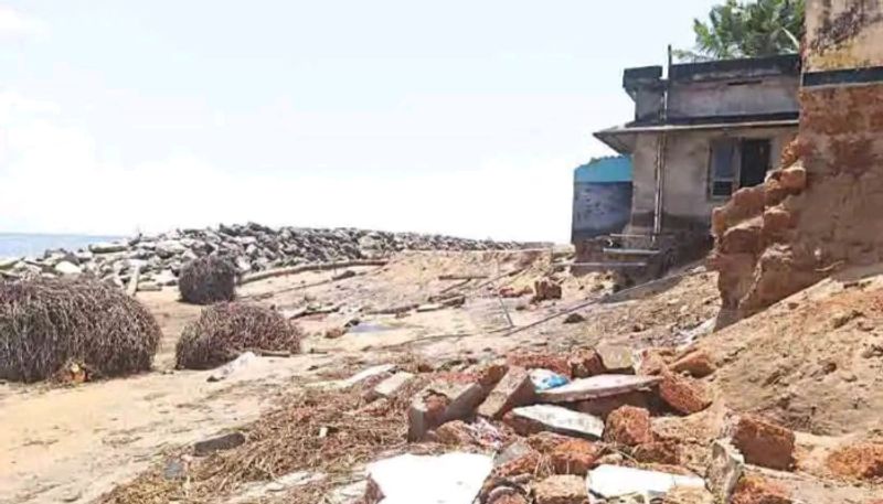 11 houses lost in sea rage at ponnani corporation area 