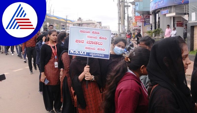 Students protest against Kuvempu University demanding postponement of examination gow