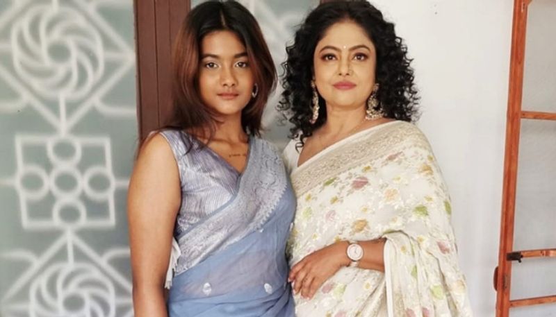 manju pillai and daughter in saree photos viral 