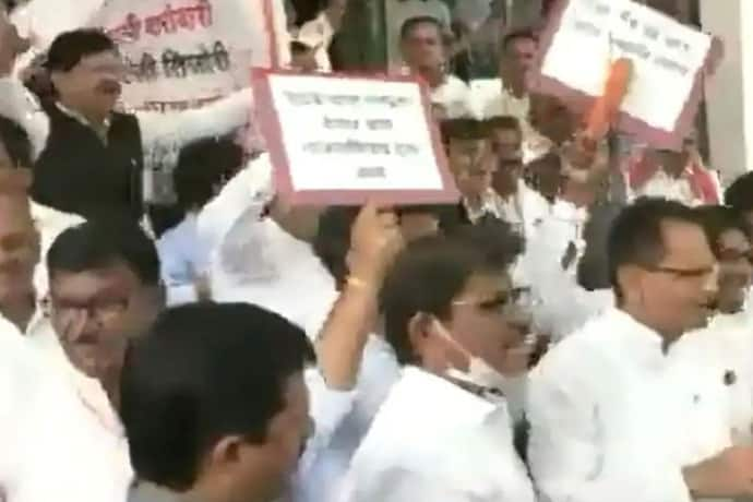 आपस में भिड़ गए शिंदे-उद्धव  गुट के MLA: 50 खोके...एकदम ओके, विधानसभा में विपक्ष ने लगाए ऐसे नारे 