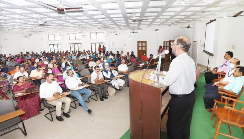 ബാര്‍കോഡ് ഉത്തരക്കടലാസുകള്‍ പരിചയപ്പെടുത്തുന്നതിന് ബി.എഡ്. കോളേജുകളിലെ പ്രിന്‍സിപ്പല്‍മാര്‍ക്കും അധ്യാപകര്‍ക്കുമായി നടത്തിയ പരിശീലനപരിപാടി കാലിക്കറ്റ് സര്‍വകലാശാലാ വൈസ് ചാന്‍സലര്‍ ഡോ. എം.കെ. ജയരാജ് ഉദ്ഘാടനം ചെയ്യുന്നു. 