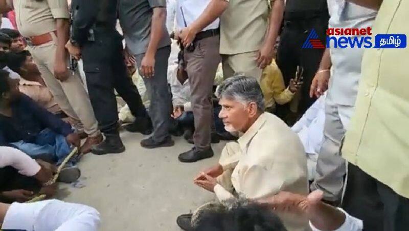 Anna canteen damaged in Andhra - Chandrababu Naidu protest in the mid road!