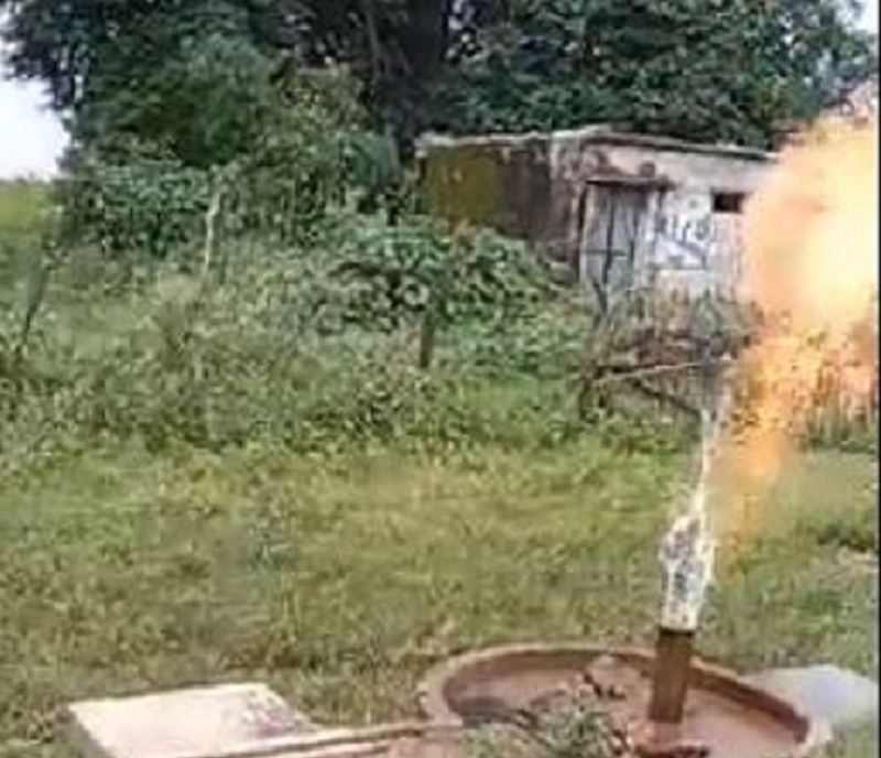 madhya pradesh hand pump is spitting water and fire video goes viral ash 