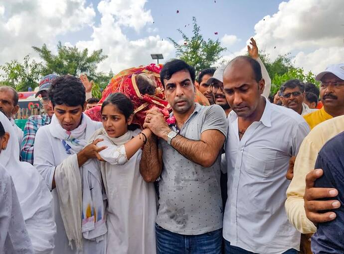 सोनाली फोगाट को कंधा देते वक्त ऐसी थी बेटी की हालत, बार-बार कर रही थी एक ही जिद