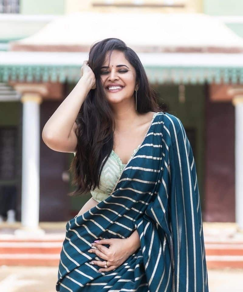 Anasuya Bharadwaj warns Vijay Deverakonda fans for calling her 'aunty'