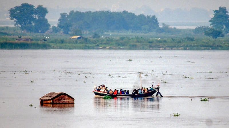 4 persons drowned kollidam river and two persons missing