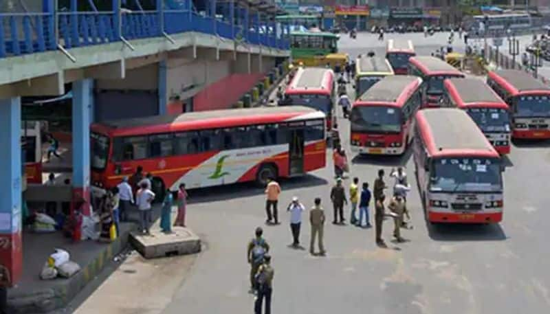 two girl fight in Bus stand over common Boy friend 