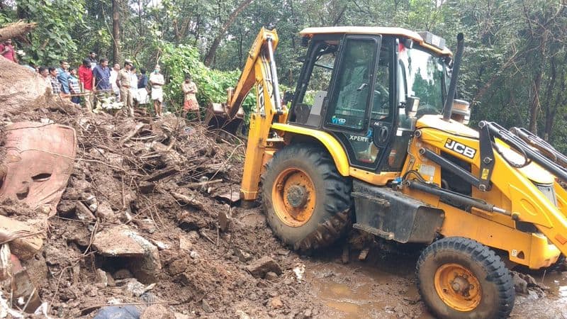 five bodies heavy found at Kudayathur Landslide rain warning in kerala