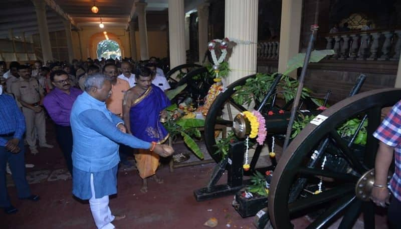 Mysuru Dasara 2022 ST Somashekar performs Pooja to Cannons