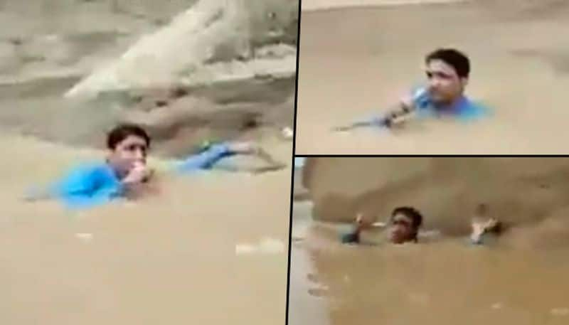 Pakistani journalist stands in neck-deep water to cover floods; netizens lauded his commitment - gps