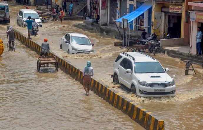 बाढ़ पीड़ितों की मदद के लिए प्रशासनिक अमला मुस्तैद, खाद्य सामग्री से लेकर चिकित्सीय सुविधा हो रही मुहैया 