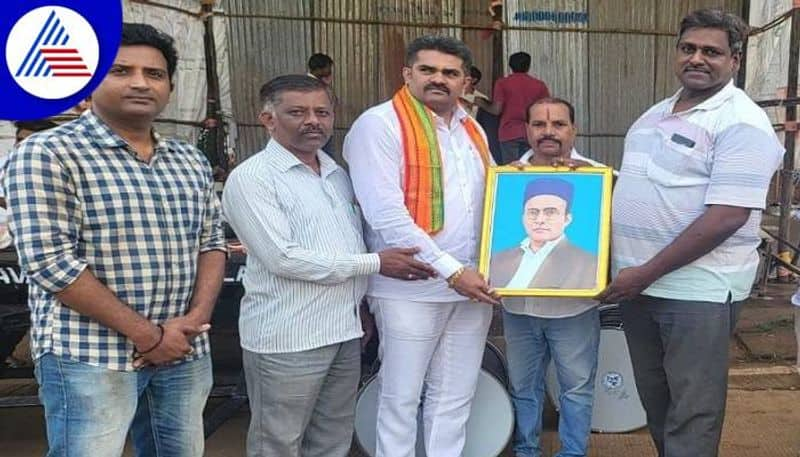 Distribution of Savarkar's Portrait to Ganesha Mantaps in Belagavi grg