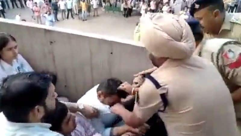 Chandigarh Police arresting students in Panjab University, the police can be seen pulling the hair of the student