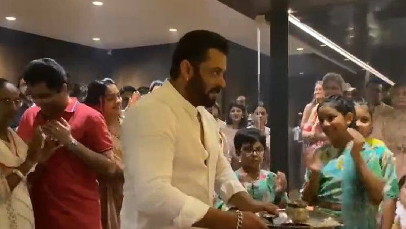 Bollywood actor Salman khan celebrates Ganesh Chaturthi at her sister Arpita house at Mumbai