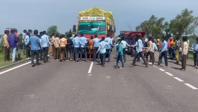 राजस्थान में ऐसा क्या हुआ कि स्कूली छात्रों ने कर दिया हाई वे जाम, बस ने हॉर्न बजाया तो बोले- चढ़ा के ले जाओ