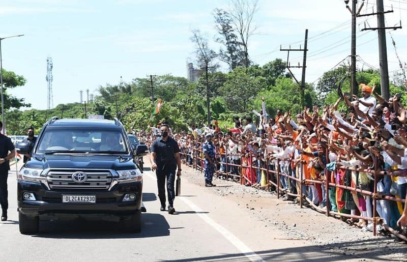 People comes out in large numbers to greet PM narendra modi in Mangaluru ckm