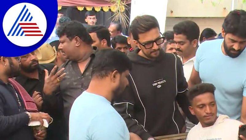 Kiccha sudeep 49th birthday celebration with fans in Bengaluru vcs 