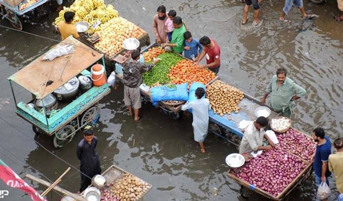 पाकिस्तान में श्रीलंका जैसे विद्रोह और सियासी संकट का खतरा, बाढ़ से हर जरूरी चीज महंगी, चौंकाने वाला ALERT