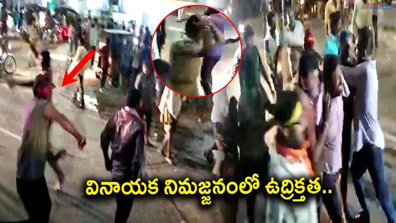 Stone pelted YCP, TDP activists, SI injured in Palnadu over Vinayaka immersion