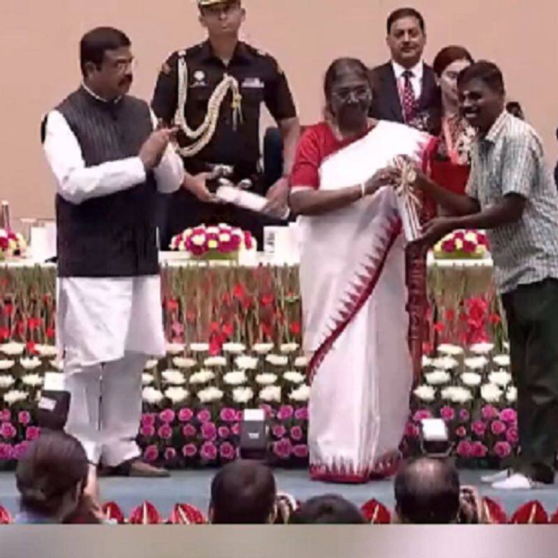 Tamil Nadu govt teacher Ramachandran received national teachers award from Droupadi Murmu