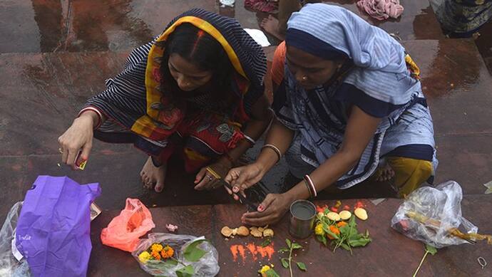 Pitru Paksha 2022: कैसे और क्यों शुरू हुई श्राद्ध की परंपरा? जानें इससे जुड़ी रोचक कथा