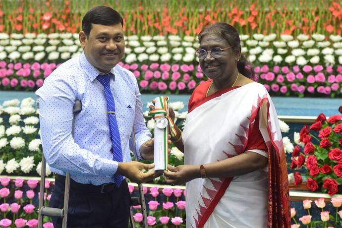 Teachers Day Awards 2022: प्रोटोकॉल तोड़ दिव्यांग टीचर के पास पहुंचीं राष्ट्रपति द्रौपदी मुर्मू, दी शाबाशी