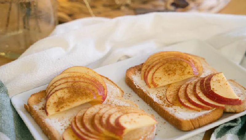 easy breakfast recipe with using bread and apple 