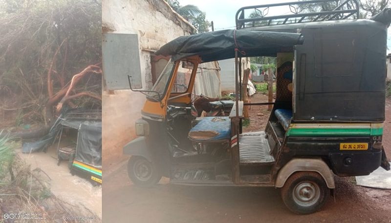 Driver Safe after Auto drowned In rain Water at Gadag rbj