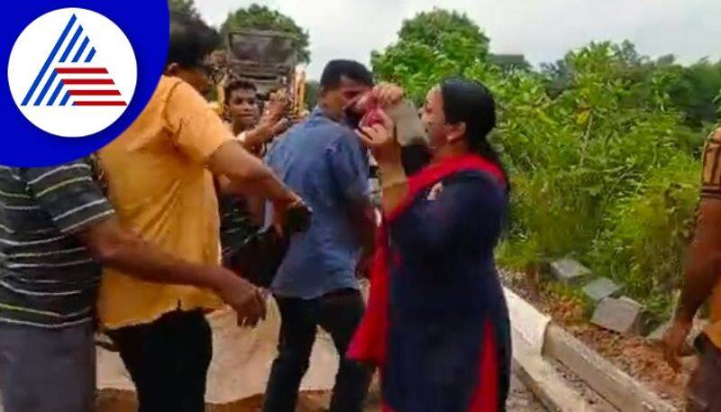 woman Fight  for road construction  in  Udupi video goes viral gow