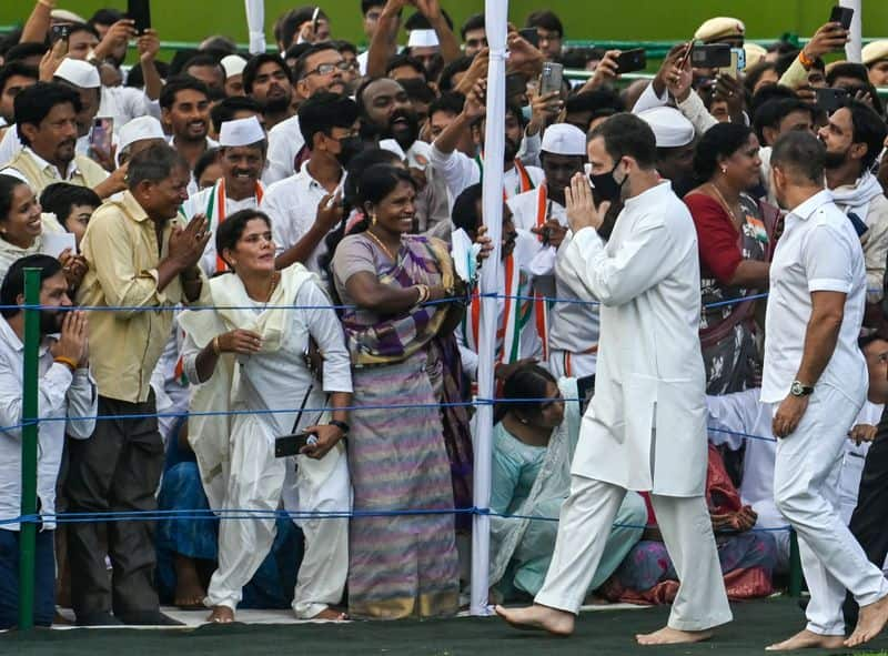 Congress MP Rahul Gandhi pays floral tribute at Rajiv Gandhi memorial in Sriperumbudur 