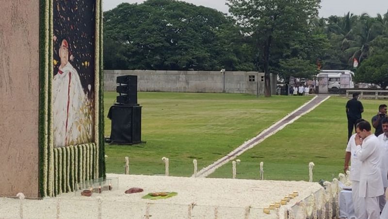 Congress MP Rahul Gandhi pays floral tribute at Rajiv Gandhi memorial in Sriperumbudur 