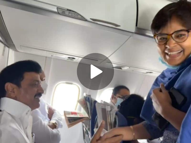 The woman who performed a drama in the presence of Stalin on the plane.. The video is going viral.. 